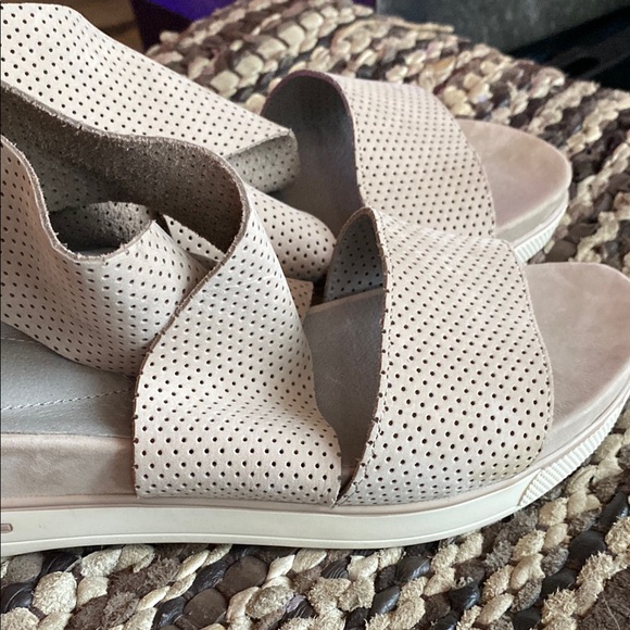 New! Eileen Fisher Taupe Perforated Sport platform criss cross sandal - Picture 5 of 15